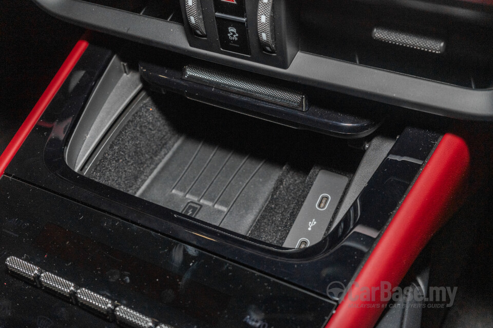 Porsche Cayenne Coupe 9YB (2025) Interior