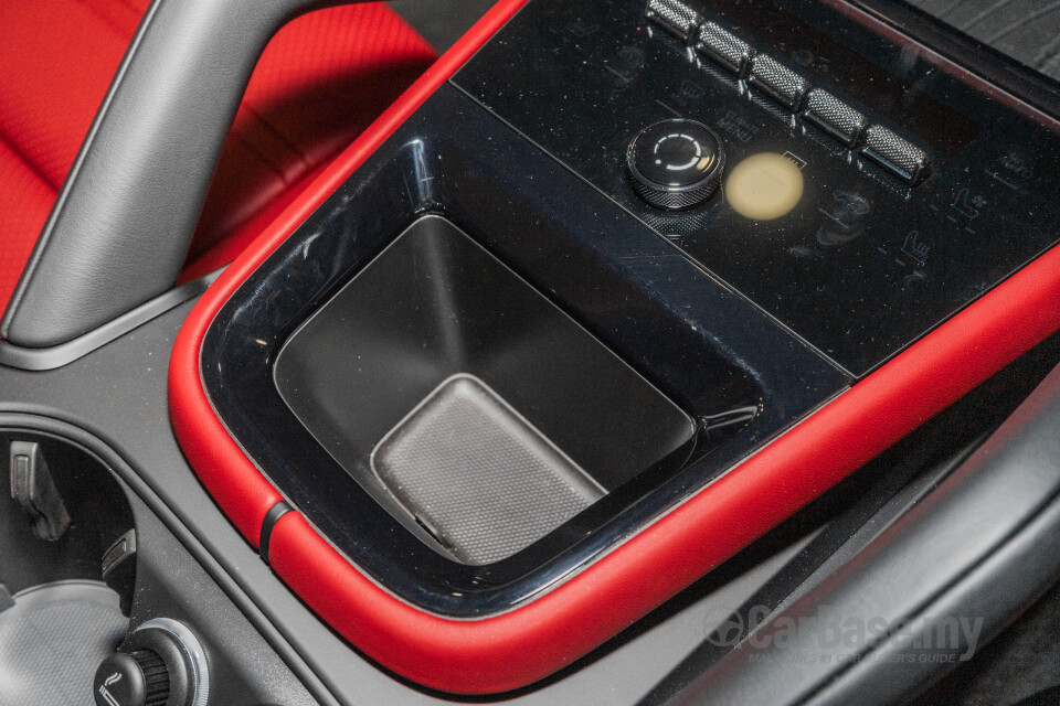 Porsche Cayenne Coupe 9YB (2025) Interior
