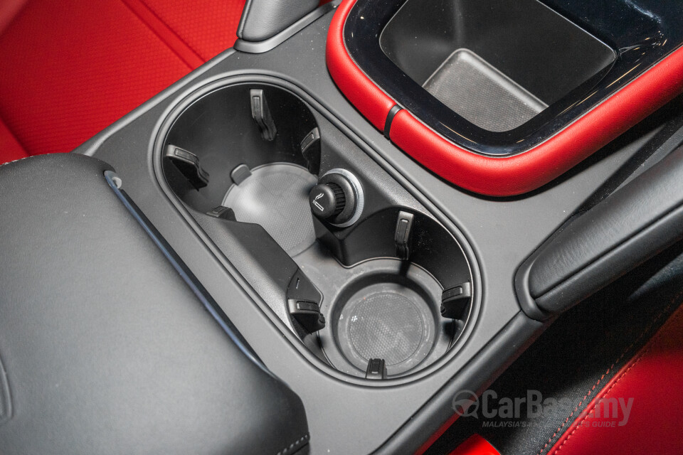 Porsche Cayenne Coupe 9YB (2025) Interior