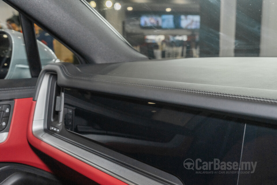 Porsche Cayenne Coupe 9YB (2025) Interior