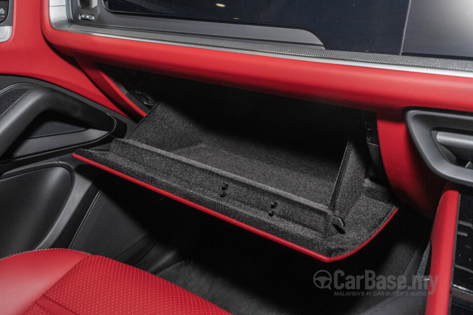 Porsche Cayenne Coupe 9YB (2025) Interior
