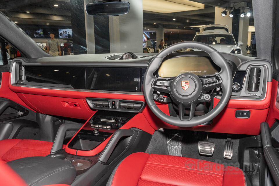 Porsche Cayenne Coupe 9YB (2025) Interior
