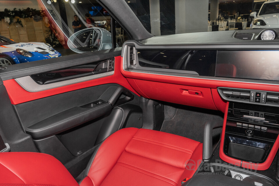 Porsche Cayenne Coupe 9YB (2025) Interior