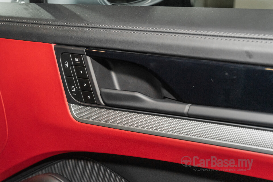 Porsche Cayenne Coupe 9YB (2025) Interior