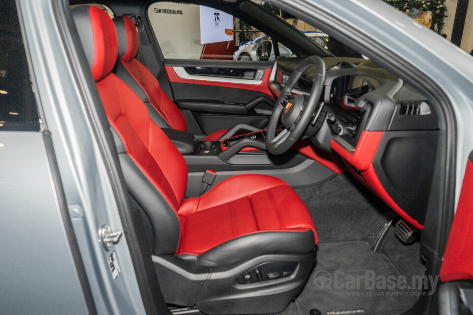 Porsche Cayenne Coupe 9YB (2025) Interior