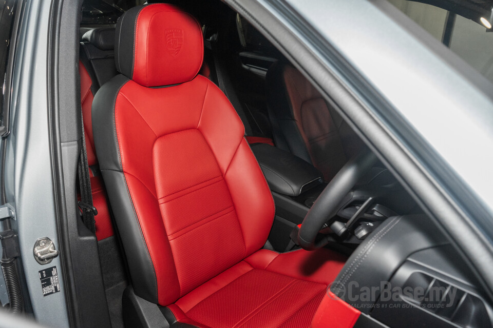 Porsche Cayenne Coupe 9YB (2025) Interior