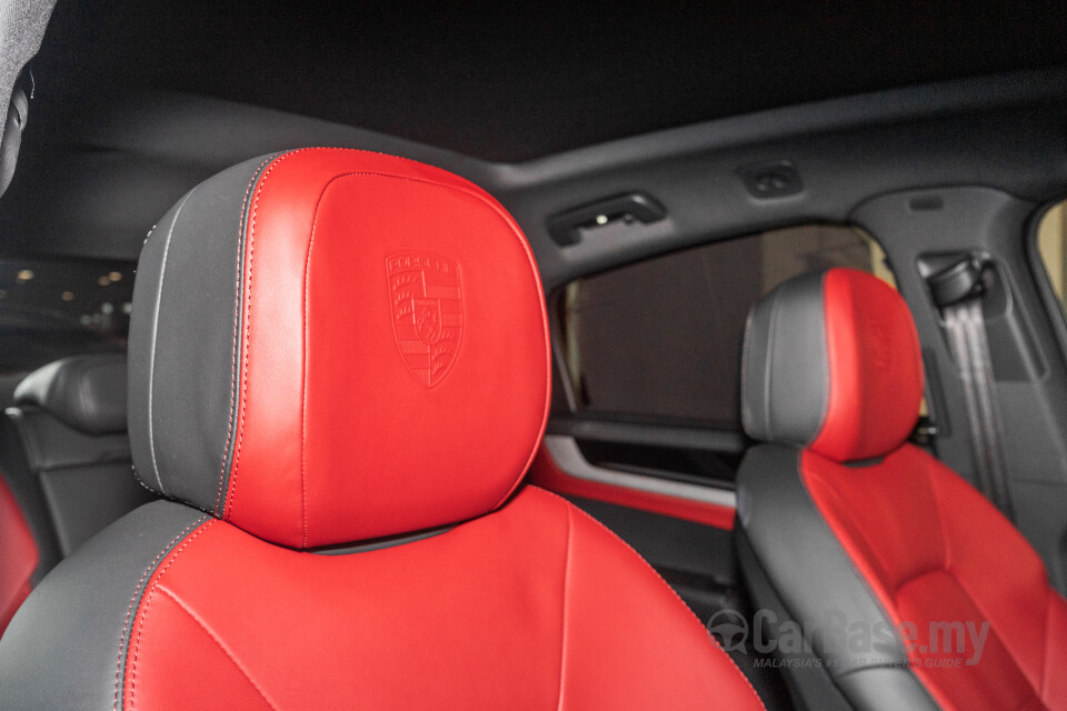 Porsche Cayenne Coupe 9YB (2025) Interior