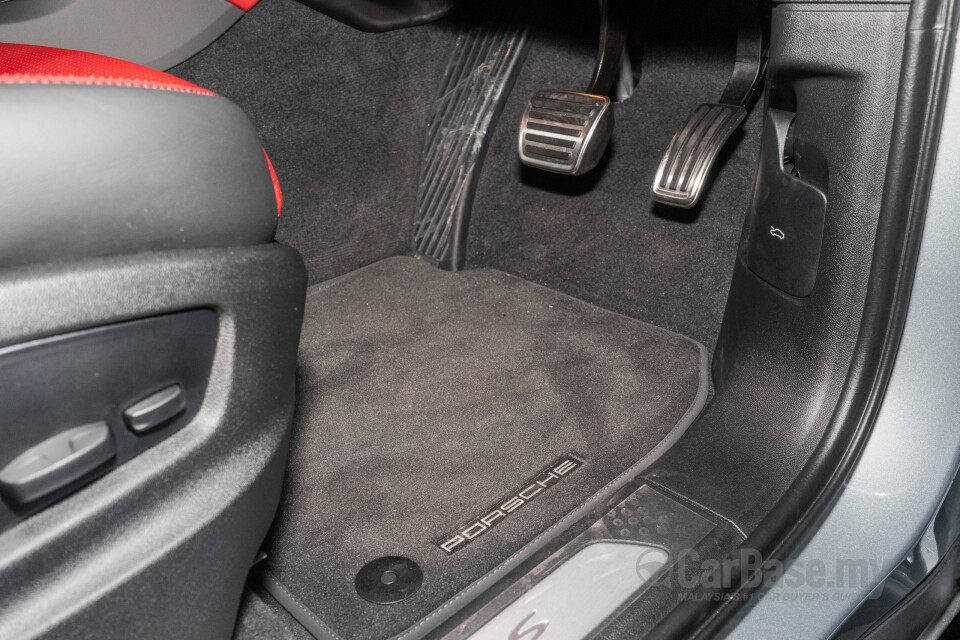 Porsche Cayenne Coupe 9YB (2025) Interior