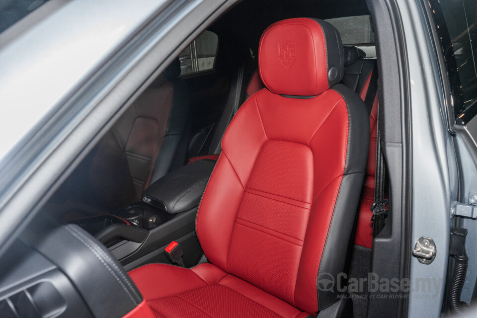 Porsche Cayenne Coupe 9YB (2025) Interior