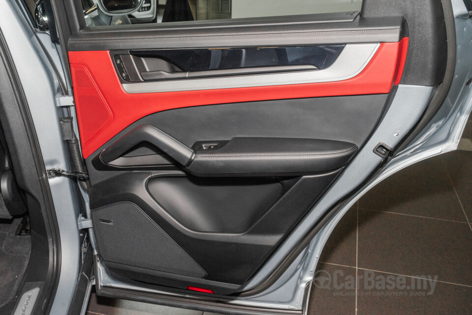 Porsche Cayenne Coupe 9YB (2025) Interior