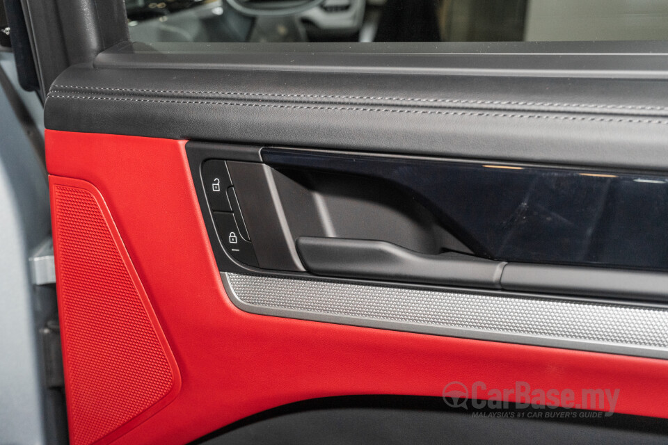 Porsche Cayenne Coupe 9YB (2025) Interior