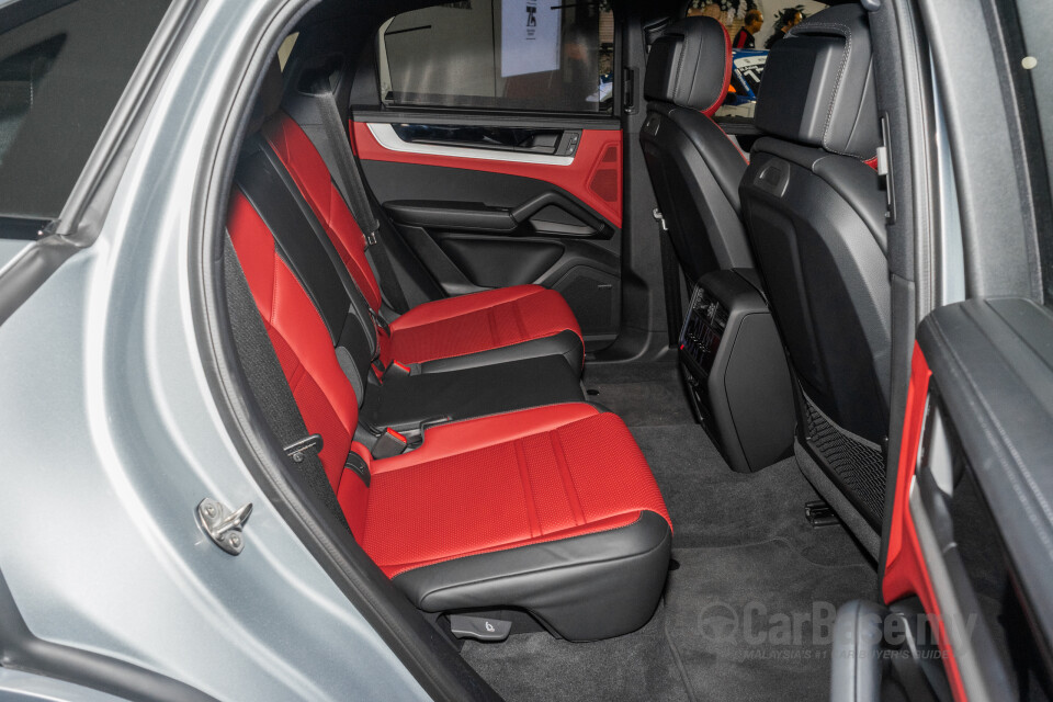 Porsche Cayenne Coupe 9YB (2025) Interior