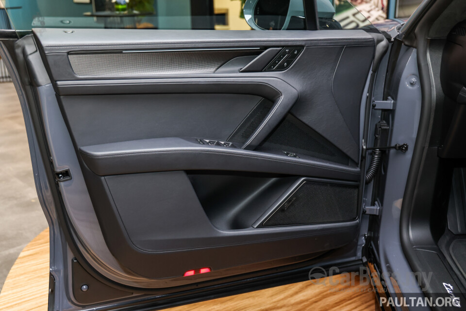 Porsche Cayenne Coupe Electric 9Y3 (2026) Interior