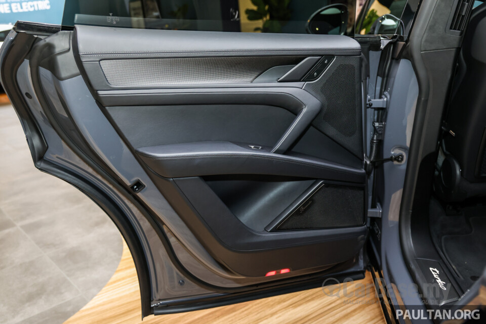 Porsche Cayenne Coupe Electric 9Y3 (2026) Interior