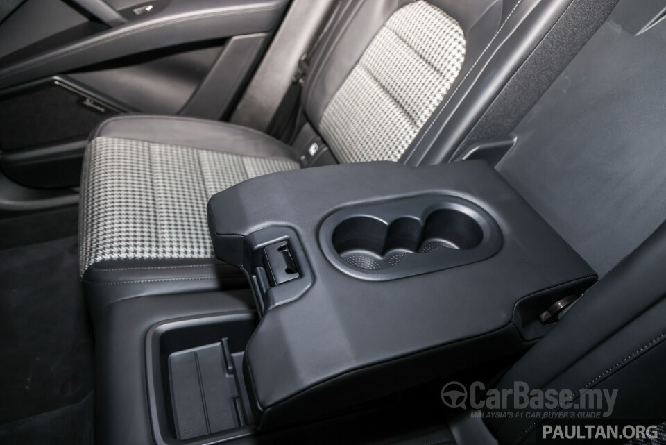 Porsche Cayenne Coupe Electric 9Y3 (2026) Interior