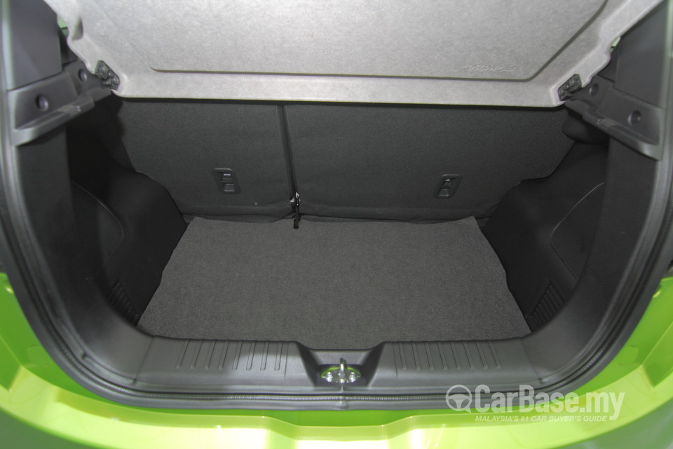 Proton Iriz P2-30A (2014) Interior