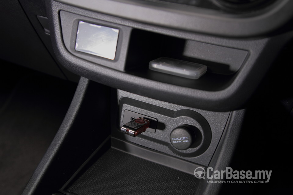Proton Iriz P2-30A (2014) Interior