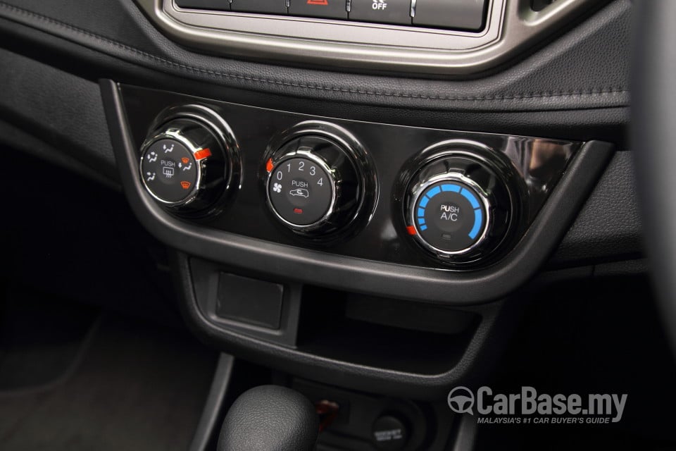 Proton Iriz P2-30A (2014) Interior