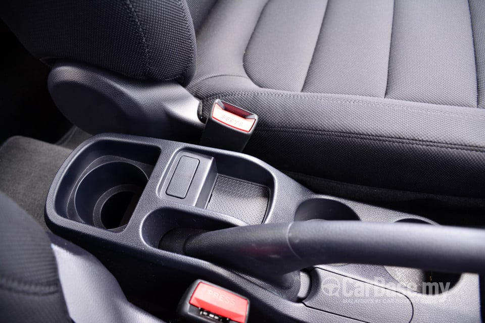 Proton Iriz P2-30A (2014) Interior