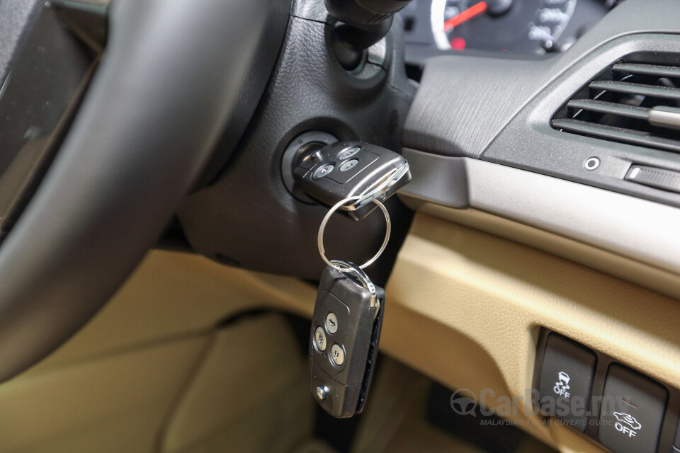 Toyota Innova AN140 (2016) Interior