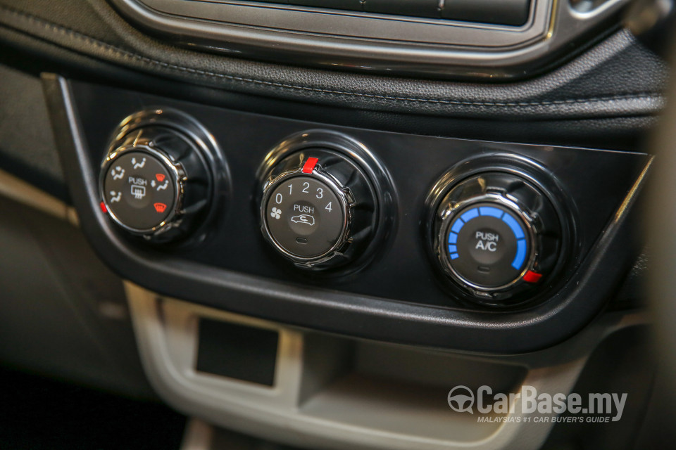 Proton Persona P2-21A (2016) Interior