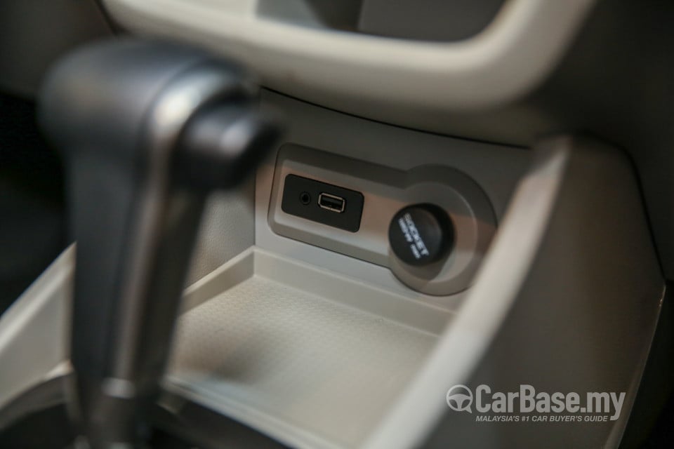 Proton Persona P2-21A (2016) Interior
