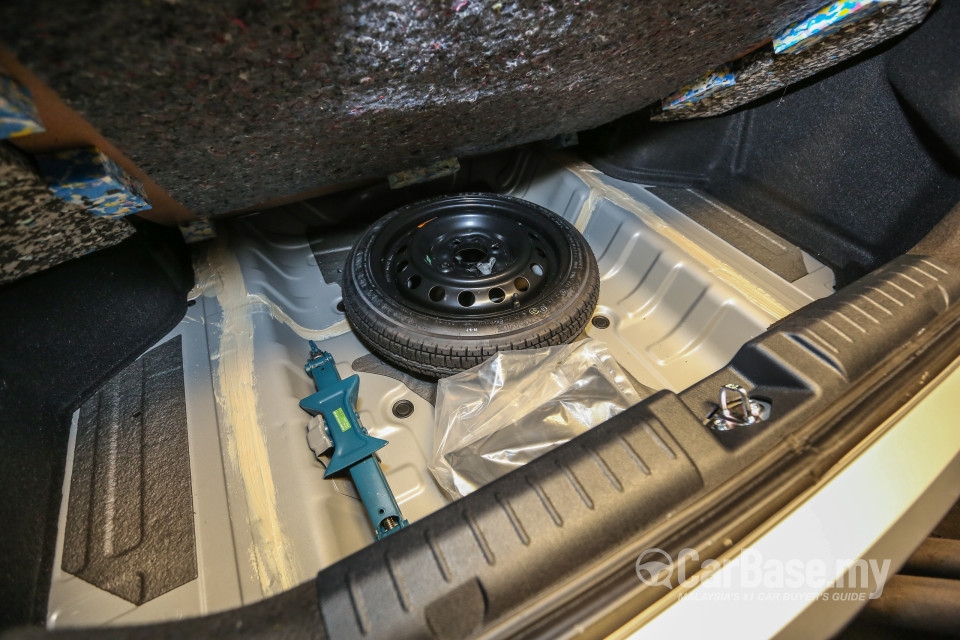 Proton Persona P2-21A (2016) Interior