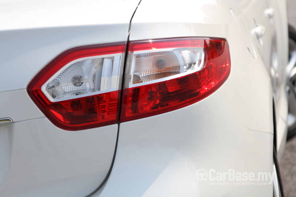 Renault Fluence Mk1 (2014) Exterior
