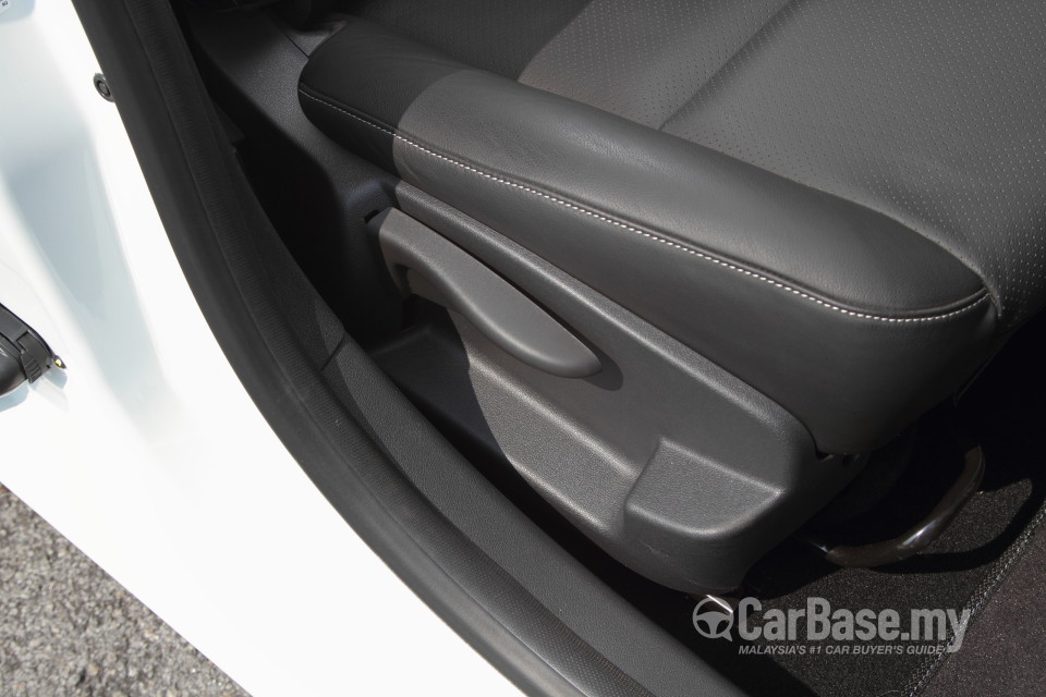Renault Fluence Mk1 (2014) Interior
