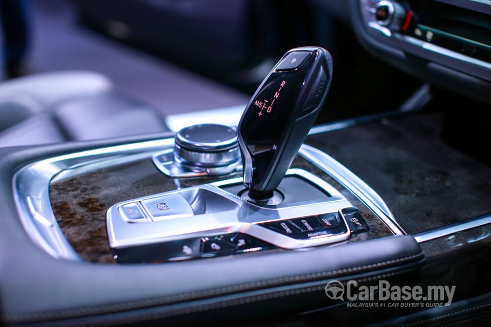 BMW 7 Series G12 (2016) Interior