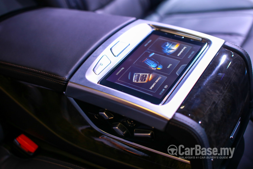 BMW 7 Series G12 (2016) Interior