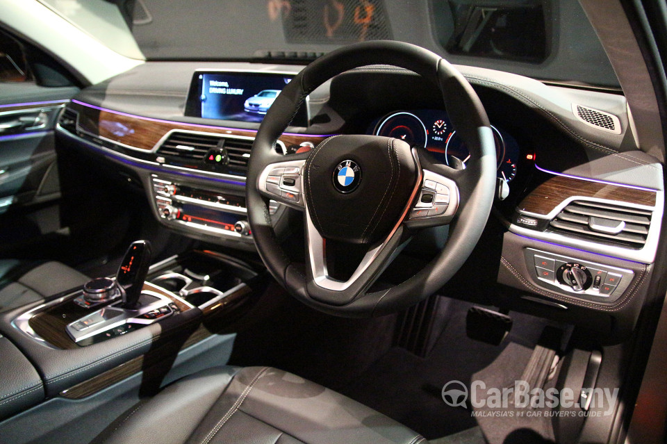 BMW 7 Series G12 (2016) Interior