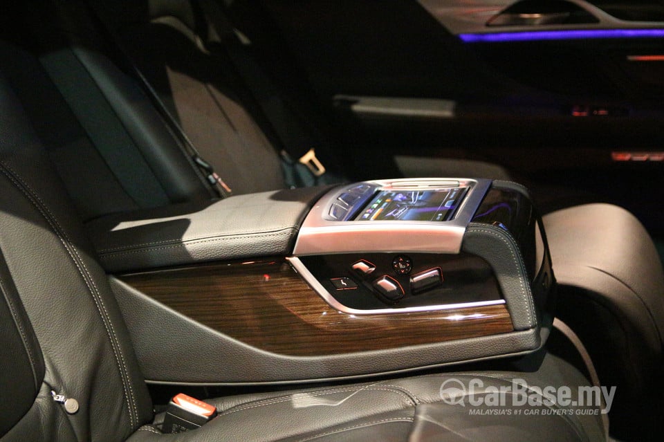 BMW 7 Series G12 (2016) Interior