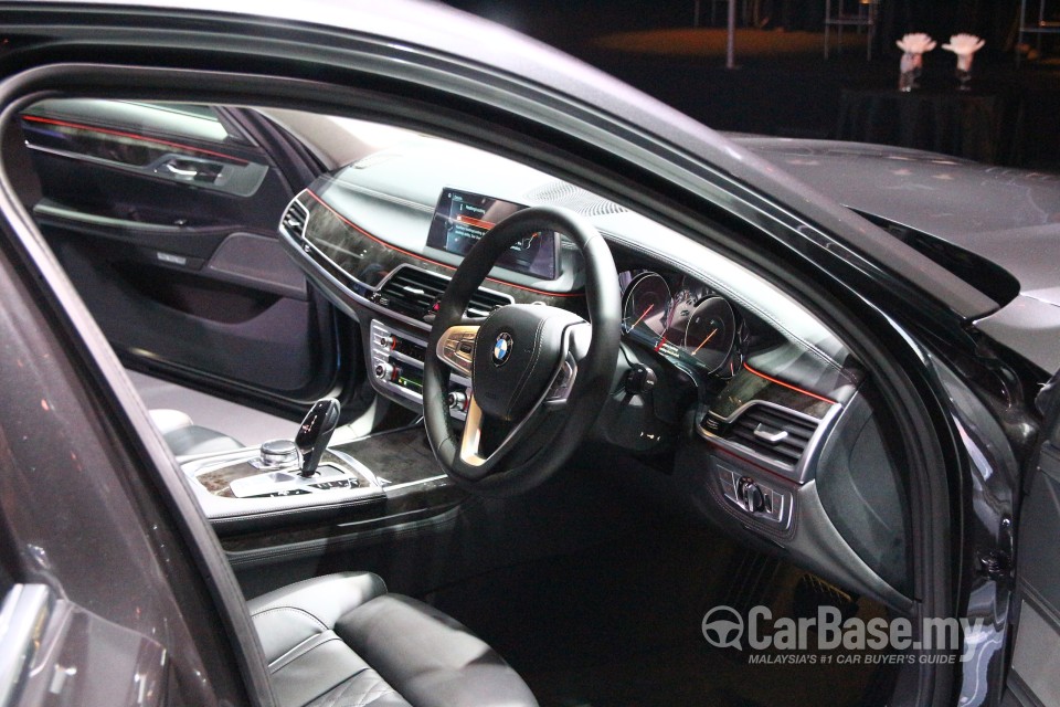BMW 7 Series G12 (2016) Interior