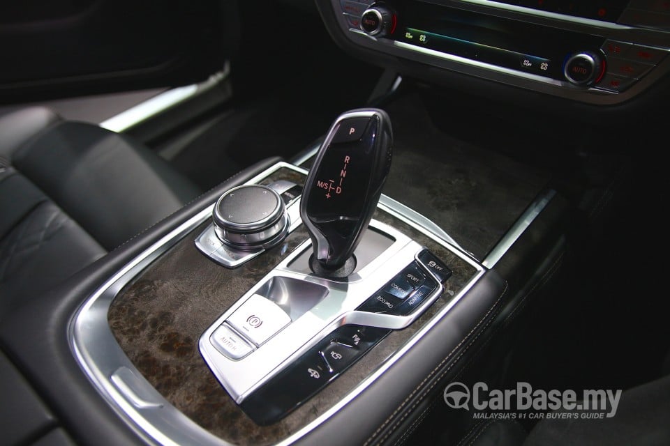 BMW 7 Series G12 (2016) Interior