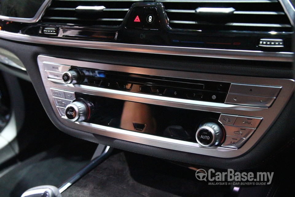 BMW 7 Series G12 (2016) Interior