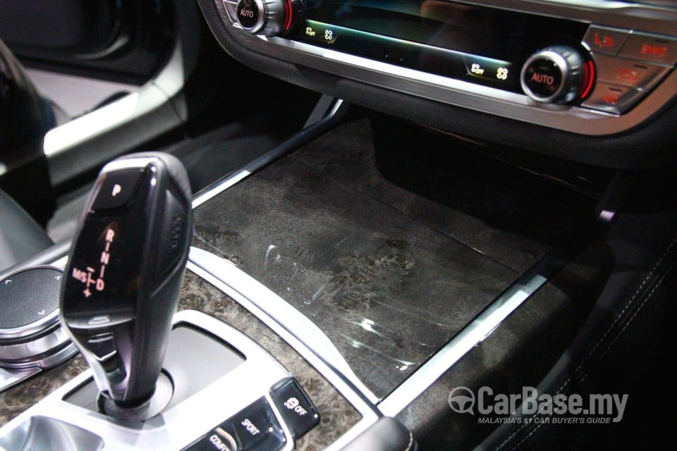 BMW 7 Series G12 (2016) Interior