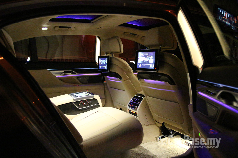 BMW 7 Series G12 (2016) Interior