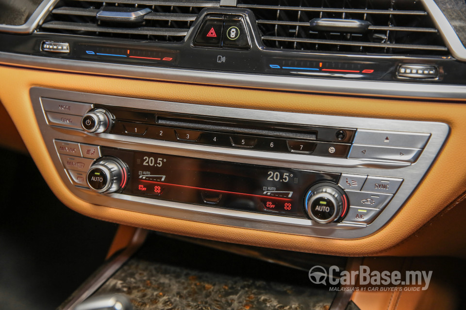 BMW 7 Series G12 (2016) Interior