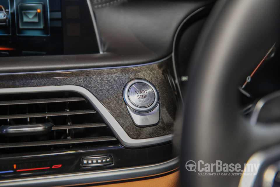 BMW 7 Series G12 (2016) Interior