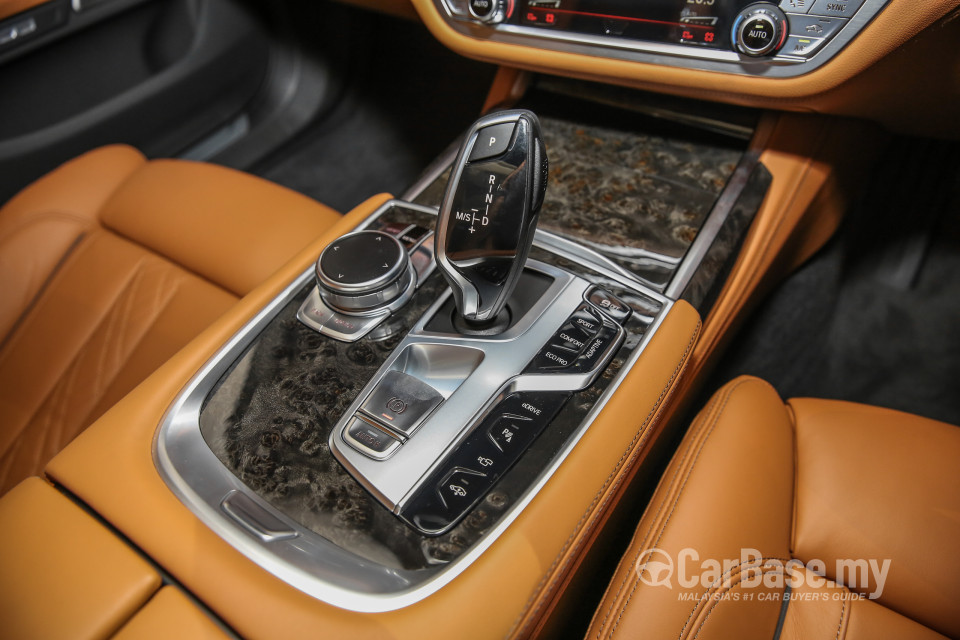 BMW 7 Series G12 (2016) Interior