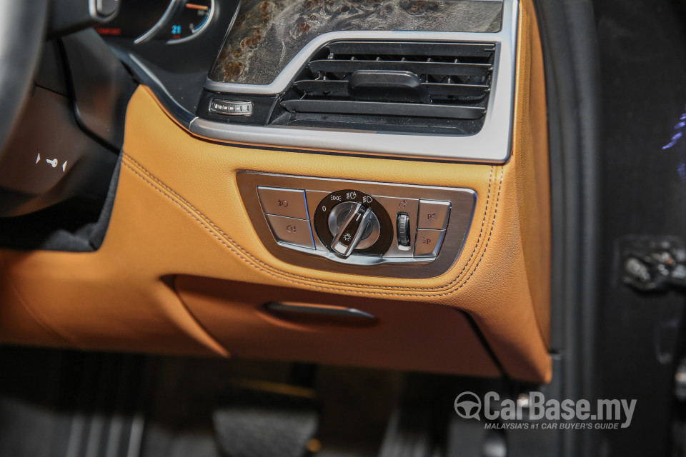 BMW 7 Series G12 (2016) Interior