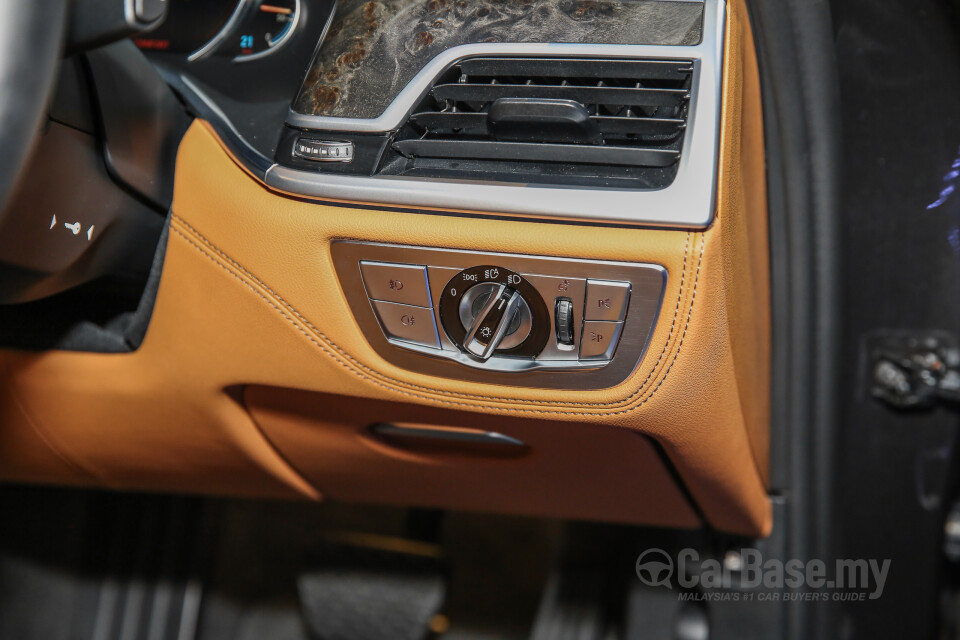 Toyota Fortuner AN160 (2016) Interior