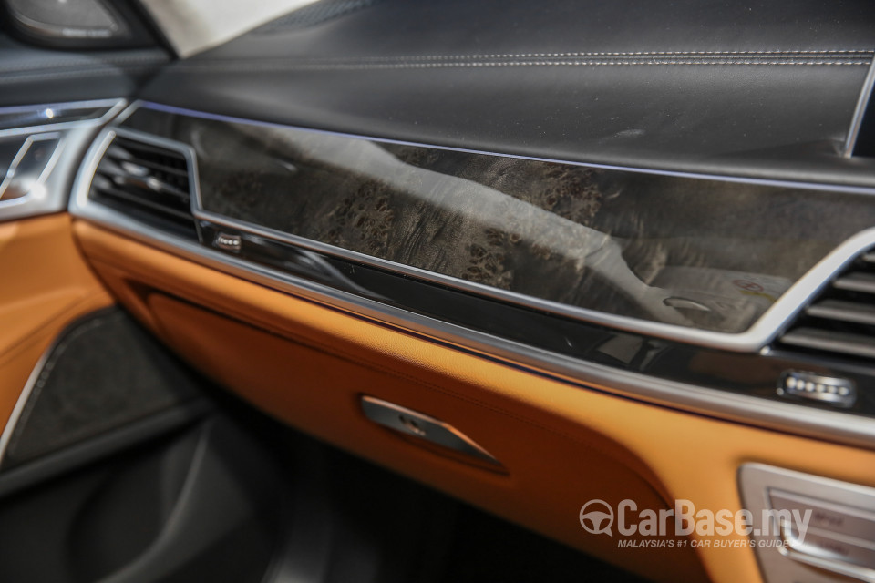 BMW 7 Series G12 (2016) Interior