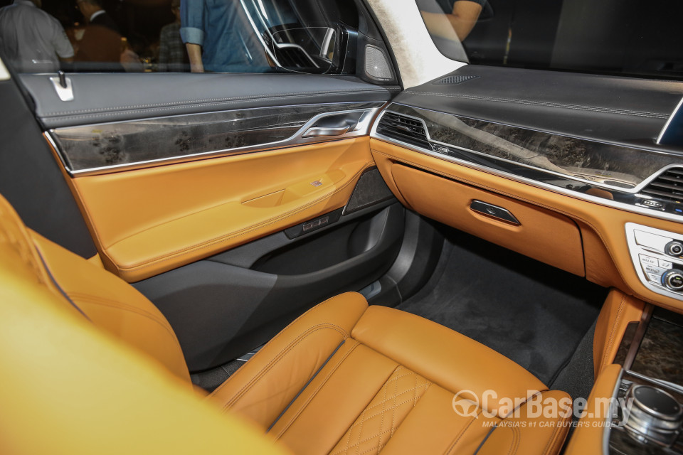BMW 7 Series G12 (2016) Interior