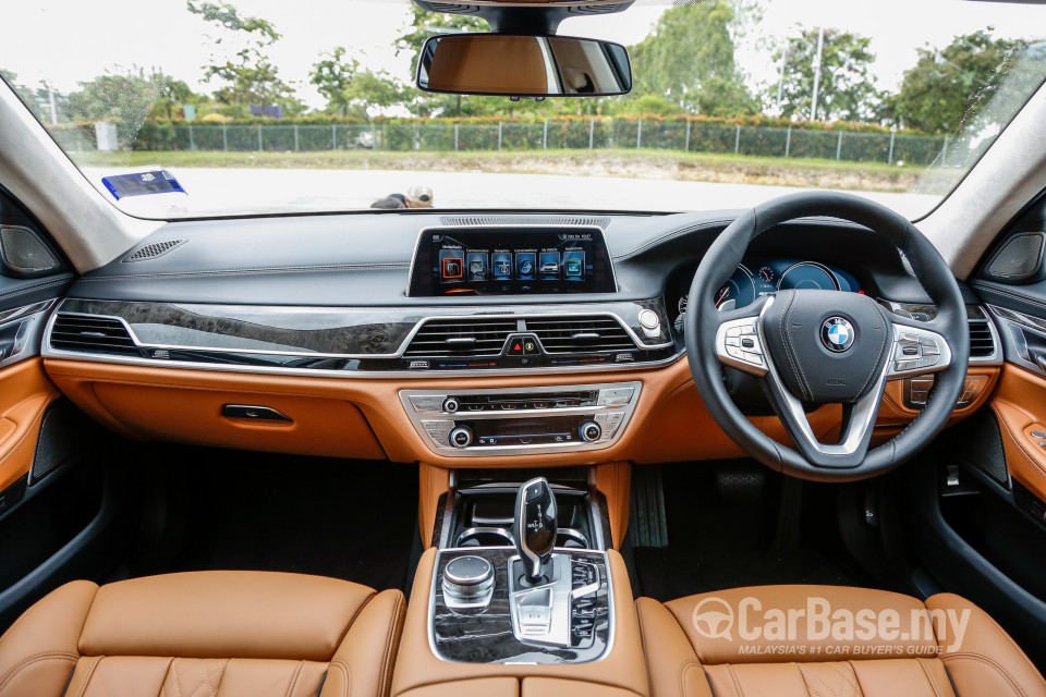 BMW 7 Series G12 (2016) Interior