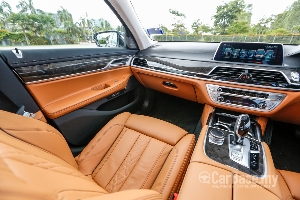 BMW 7 Series G12 (2016) Interior