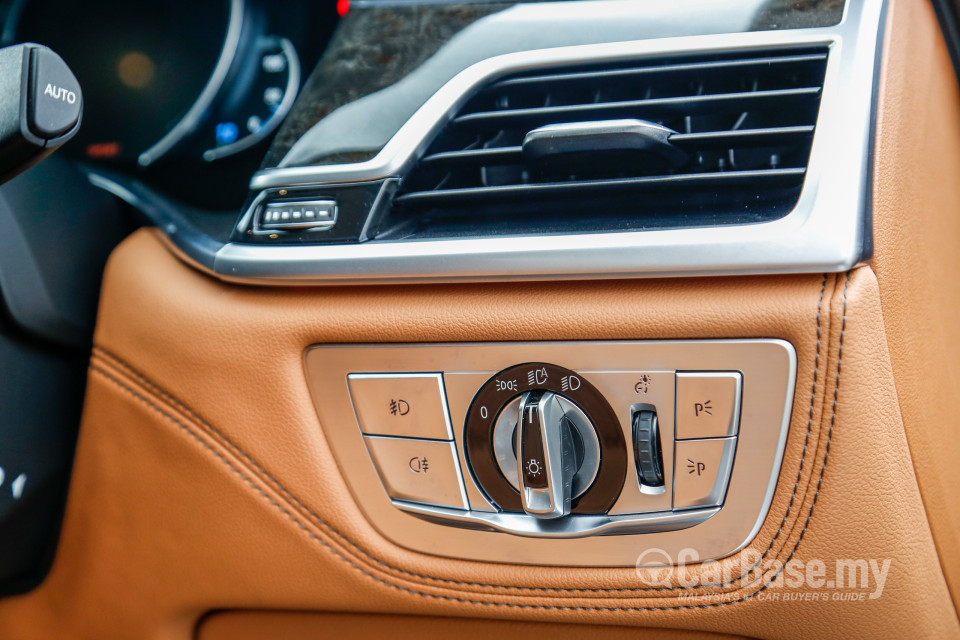 BMW 7 Series G12 (2016) Interior