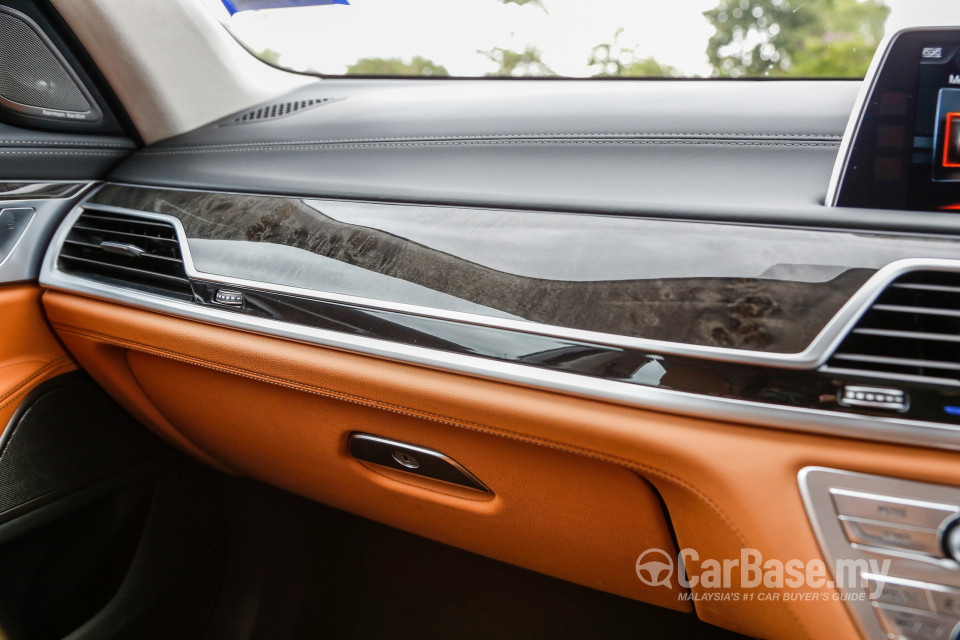 BMW 7 Series G12 (2016) Interior