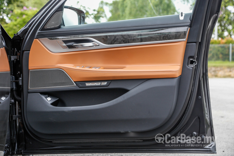 BMW 7 Series G12 (2016) Interior